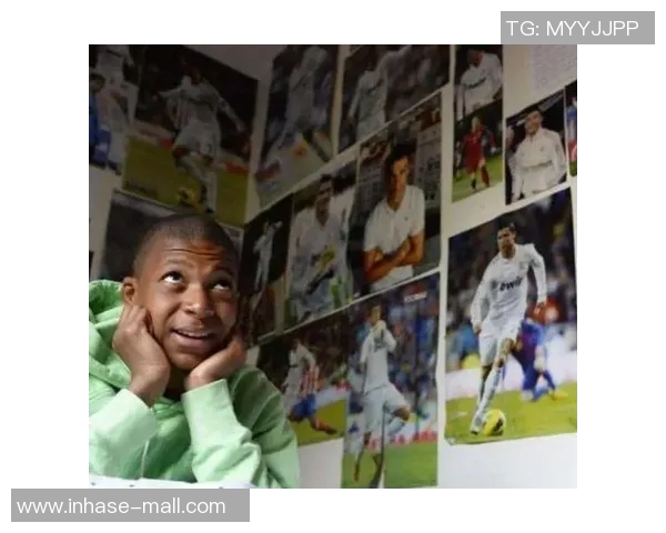 姆巴佩儿时萌照曝光！与C罗青涩合影引发回忆杀